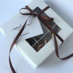 ambalaje din carton ambalaje personalizate ambalaje personalizate din carton, ambalaj alimentar, cutii din carton, cutii pentru pizza, cutii pentru torturi și deserturi, cutie din carton cu fereastră, barcă din carton, pahare din carton, pachete din hârtie și carton, ambalaje pentru flori, stickere și etichete personalizate, materiale publicitare personalizate, produse din hârtie pentru birou personalizate